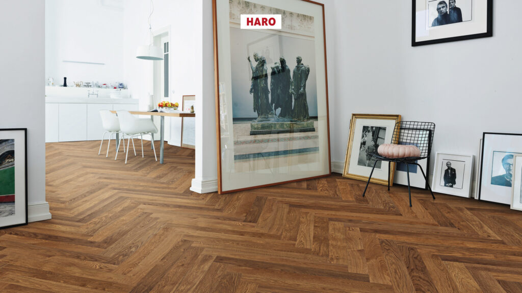 540162_haro_parquet_strip_prestige_smoked_oak_markant_brushed_int.jpg