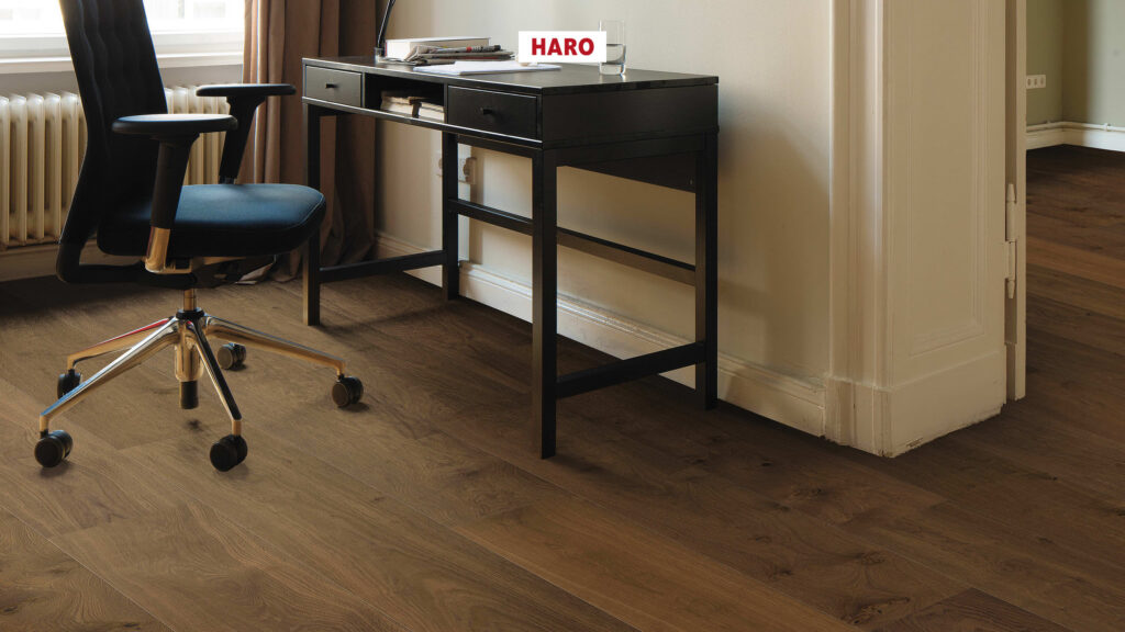 540232_haro_parquet_plank_1_strip_plaza_240_4v_fumed_oak_universal_brushed_int02.jpg