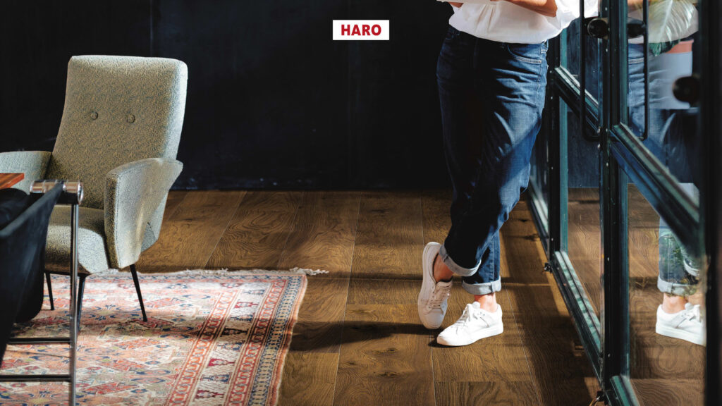 540232_haro_parquet_plank_1_strip_plaza_240_4v_fumed_oak_universal_brushed_int03.jpg
