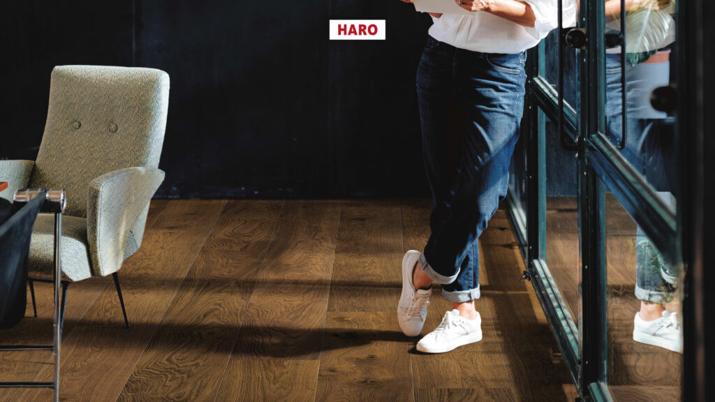 540232_haro_parquet_plank_1_strip_plaza_240_4v_fumed_oak_universal_brushed_int04.jpg